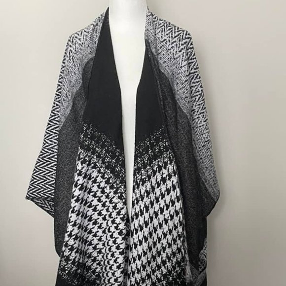 Black & White One Size Poncho - Picture 1 of 1
